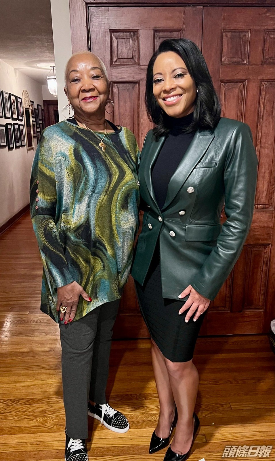 韋史密夫母親Carolyn（左）接受傳媒訪問。